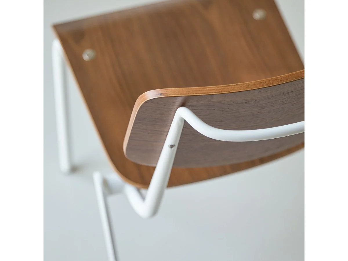 Stuhl Mio White aus Metall und Nussbaumholz