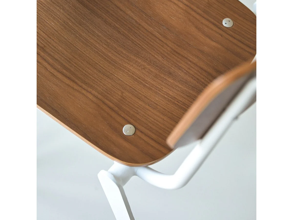 Stuhl Mio White aus Metall und Nussbaumholz