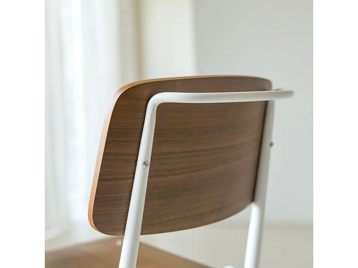 Stuhl Mio White aus Metall und Nussbaumholz