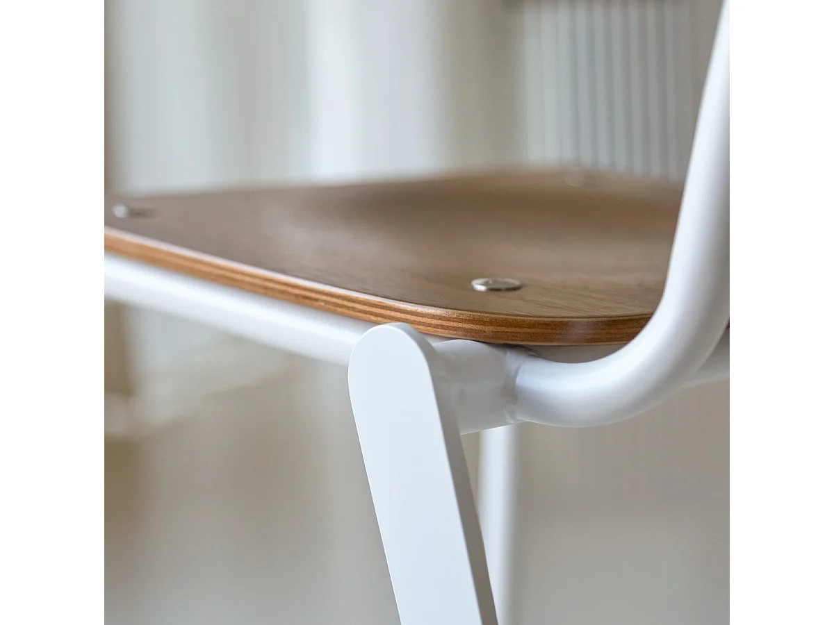 Stuhl Mio White aus Metall und Nussbaumholz