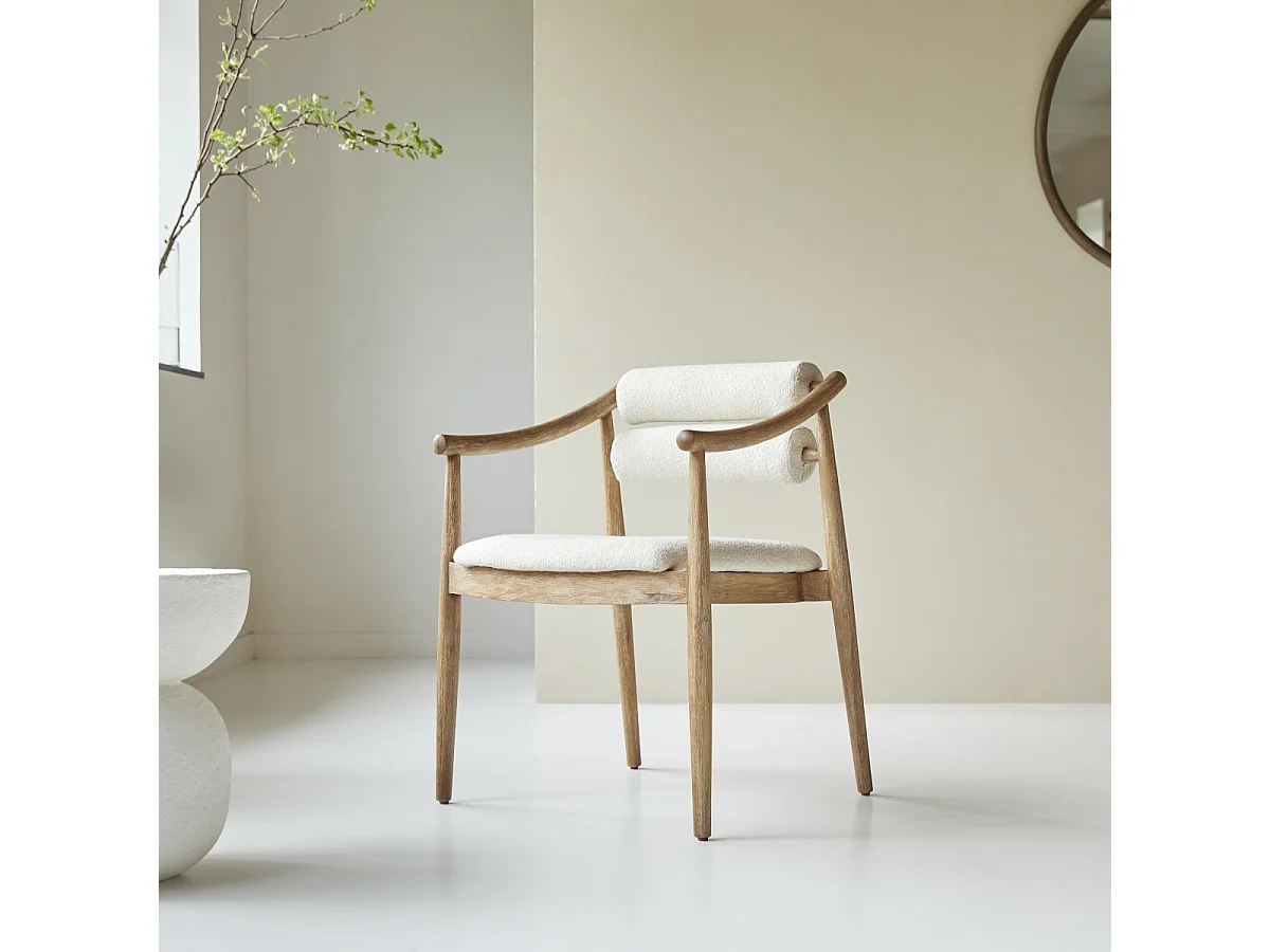 Sessel Colombe aus massivem Akazienholz und Boucléstoff