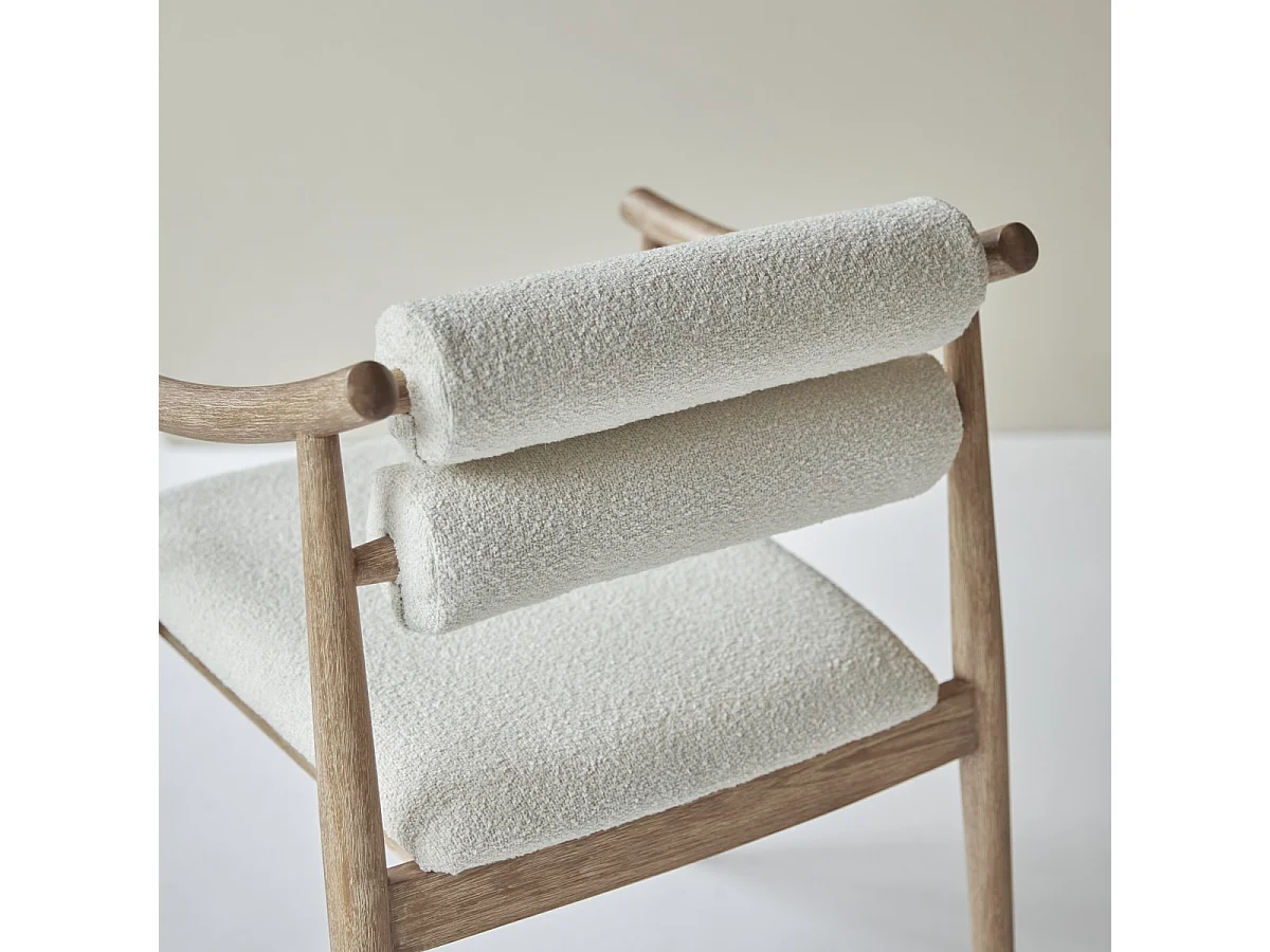 Sessel Colombe aus massivem Akazienholz und Boucléstoff