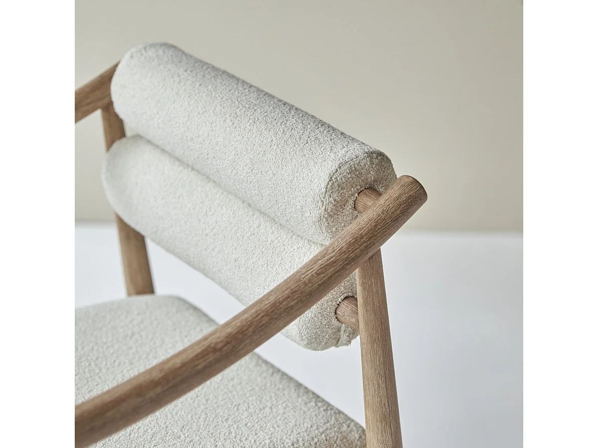 Sessel Colombe aus massivem Akazienholz und Boucléstoff