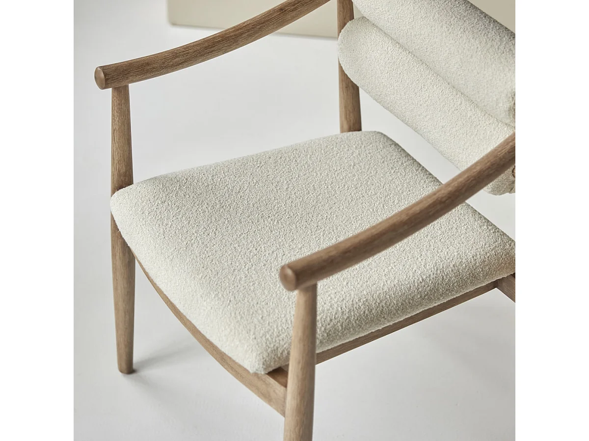 Sessel Colombe aus massivem Akazienholz und Boucléstoff