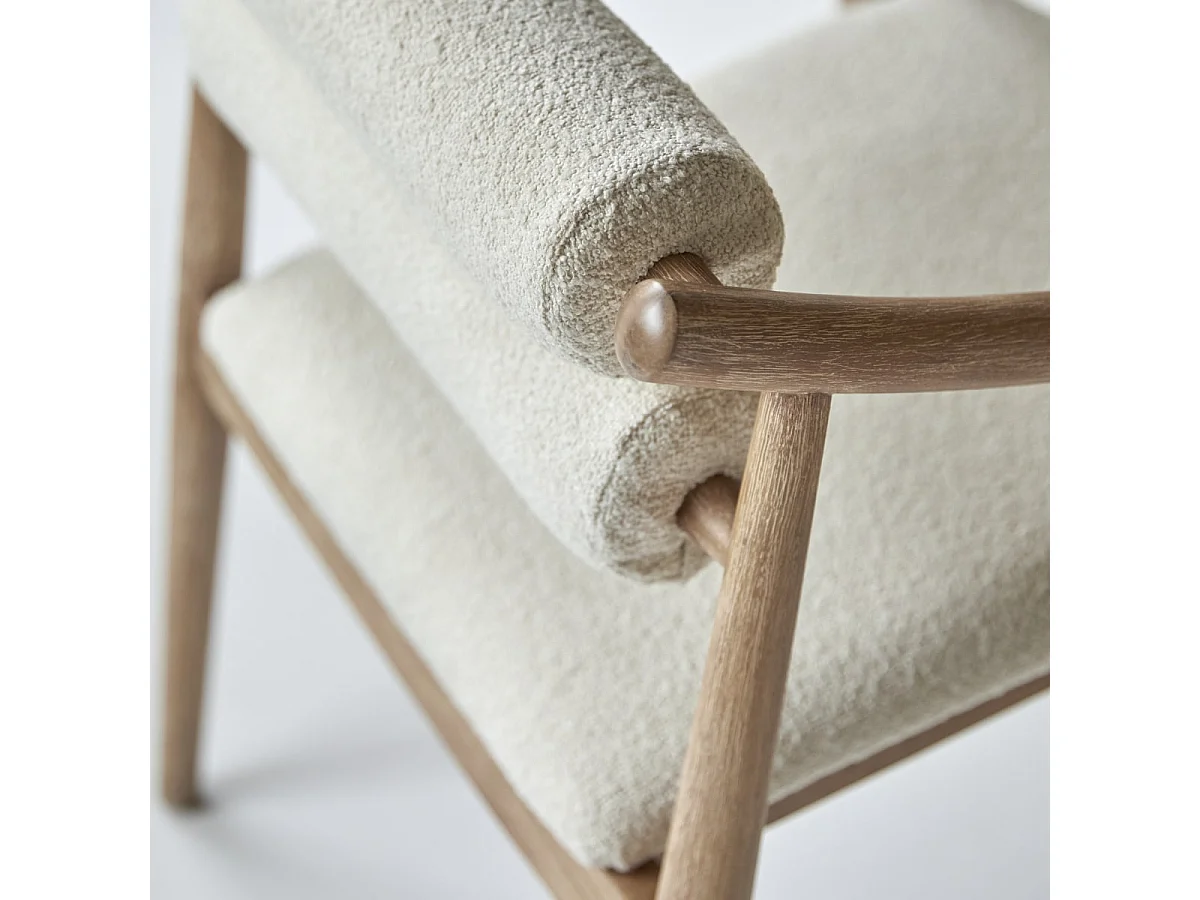 Sessel Colombe aus massivem Akazienholz und Boucléstoff