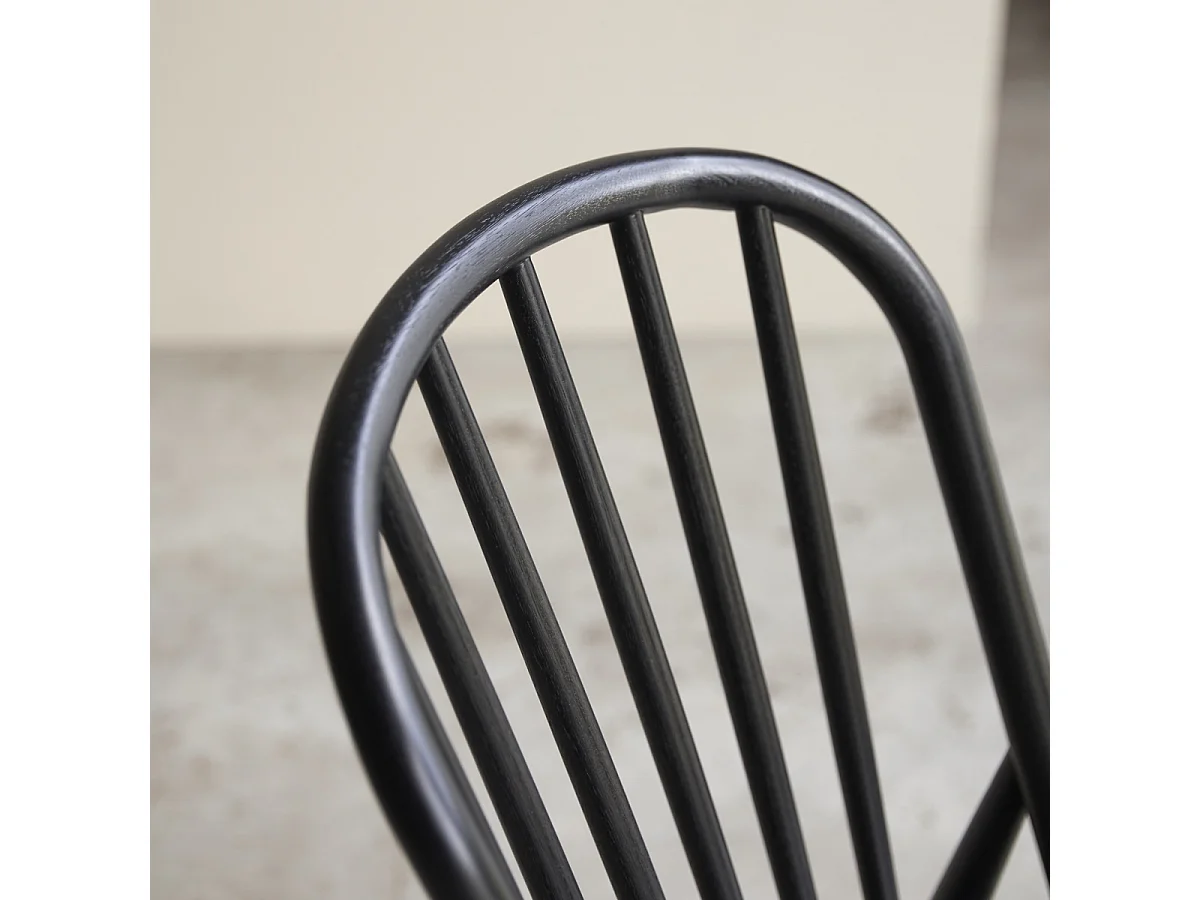 Set mit zwei Sprossenstühlen aus schwarzem, massivem Akazienholz