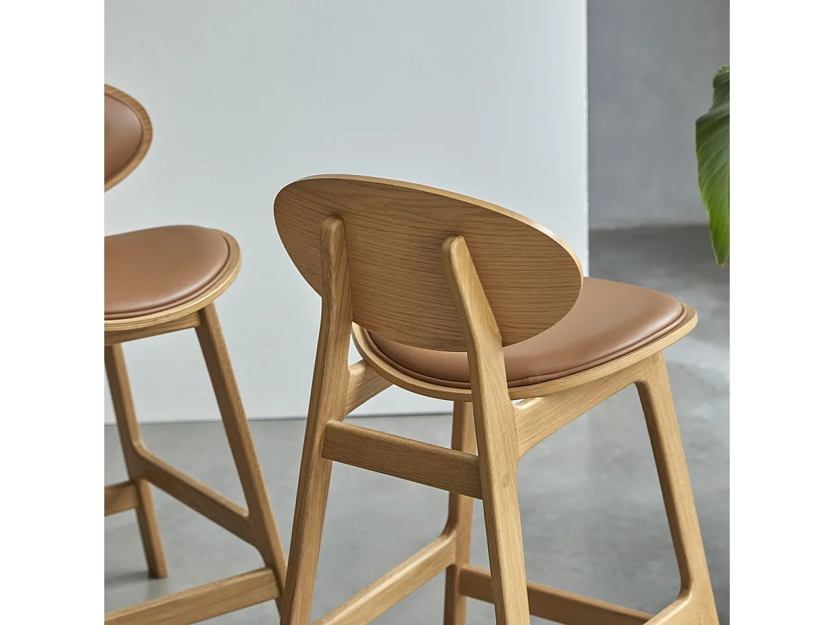 Sedia da bancone Maia in legno di rovere massello e pelle