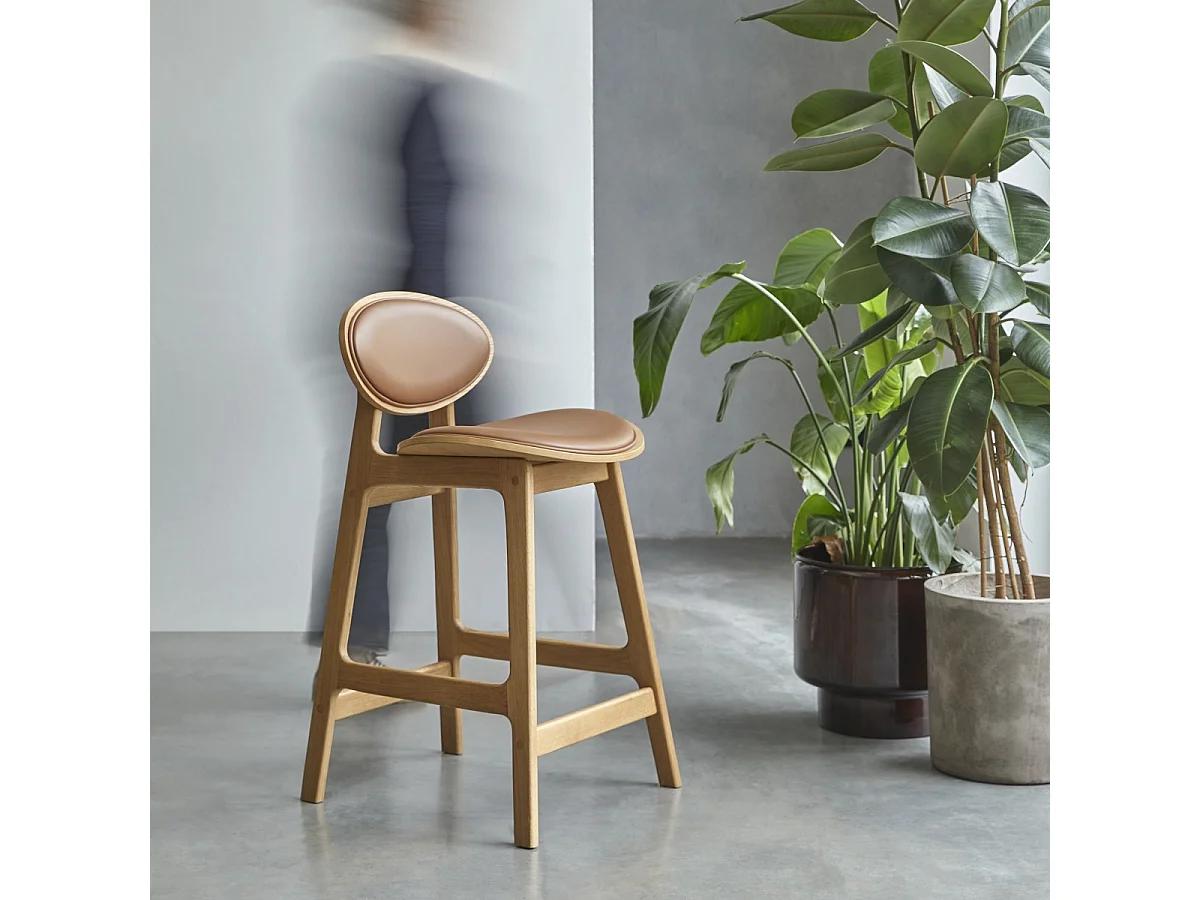 Chaise de comptoir Maia en bois de chêne massif et cuir