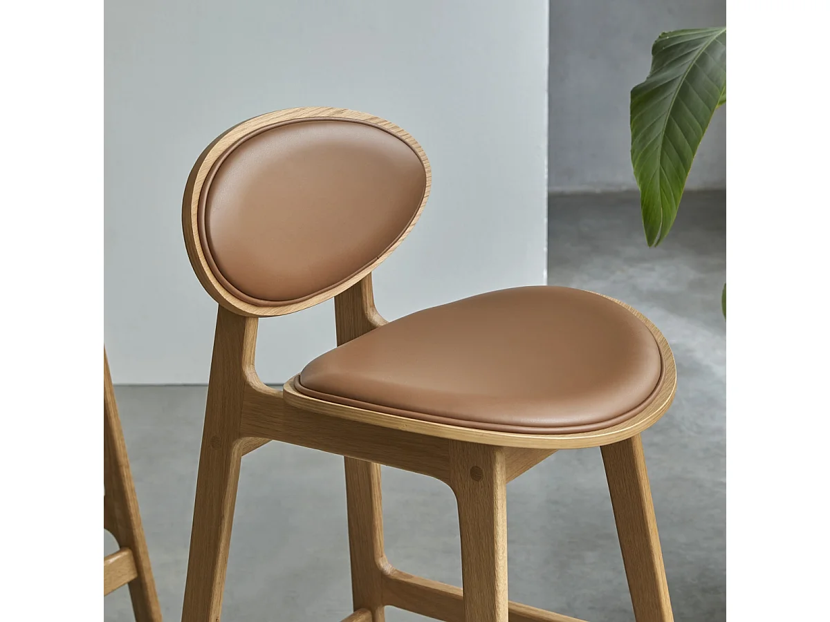 Chaise de comptoir Maia en bois de chêne massif et cuir