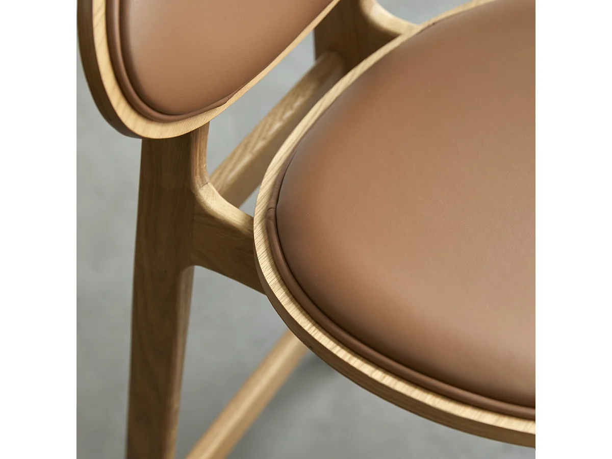 Chaise de comptoir Maia en bois de chêne massif et cuir