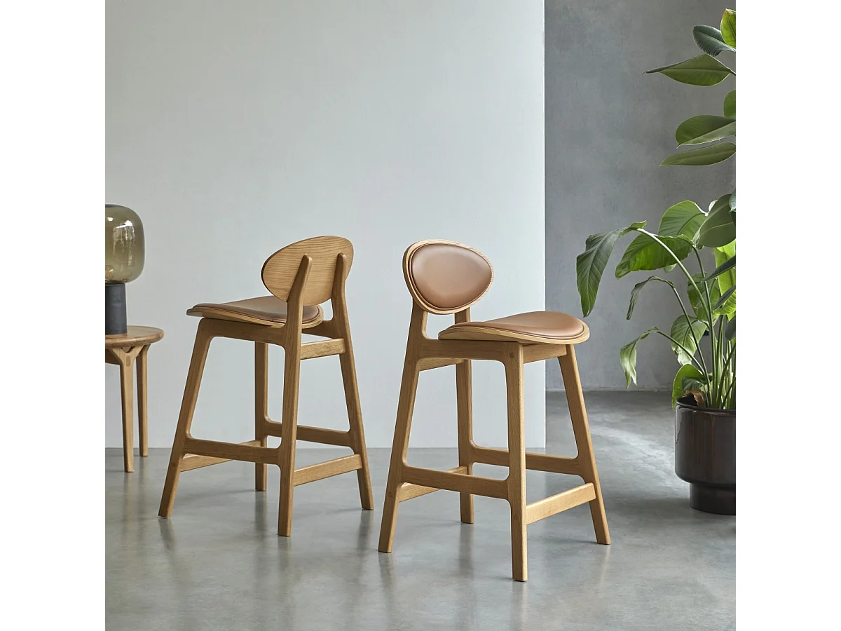 Chaise de comptoir Maia en bois de chêne massif et cuir