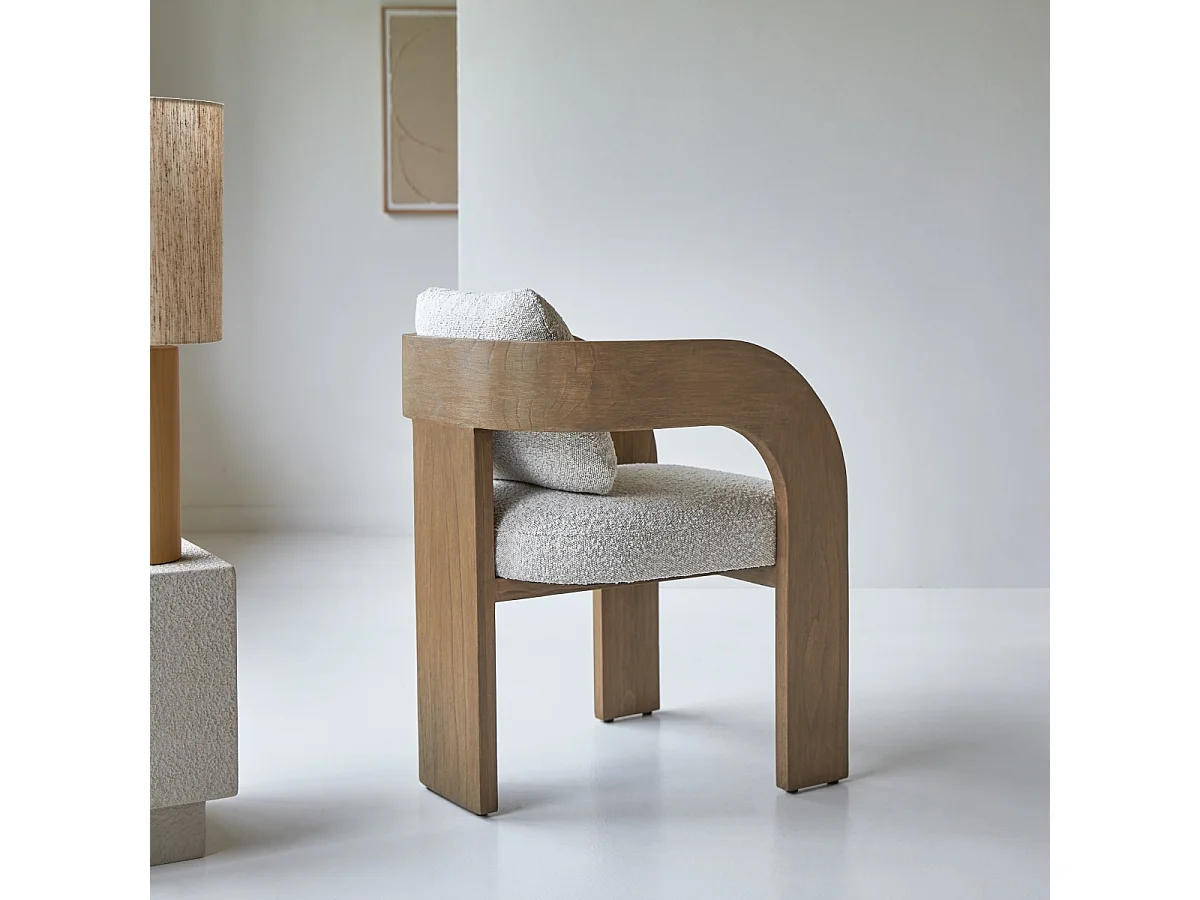 Sedia in legno di mindi massello e tessuto bouclé écru Boti