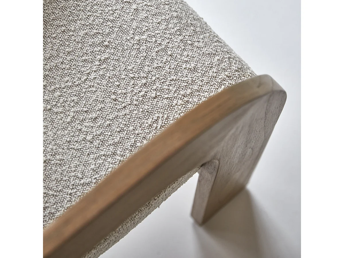 Sedia in legno di mindi massello e tessuto bouclé écru Boti