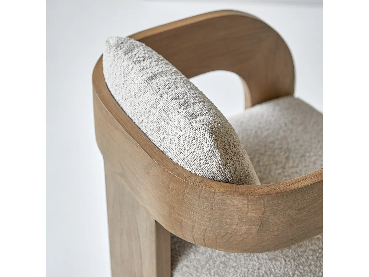 Sedia in legno di mindi massello e tessuto bouclé écru Boti