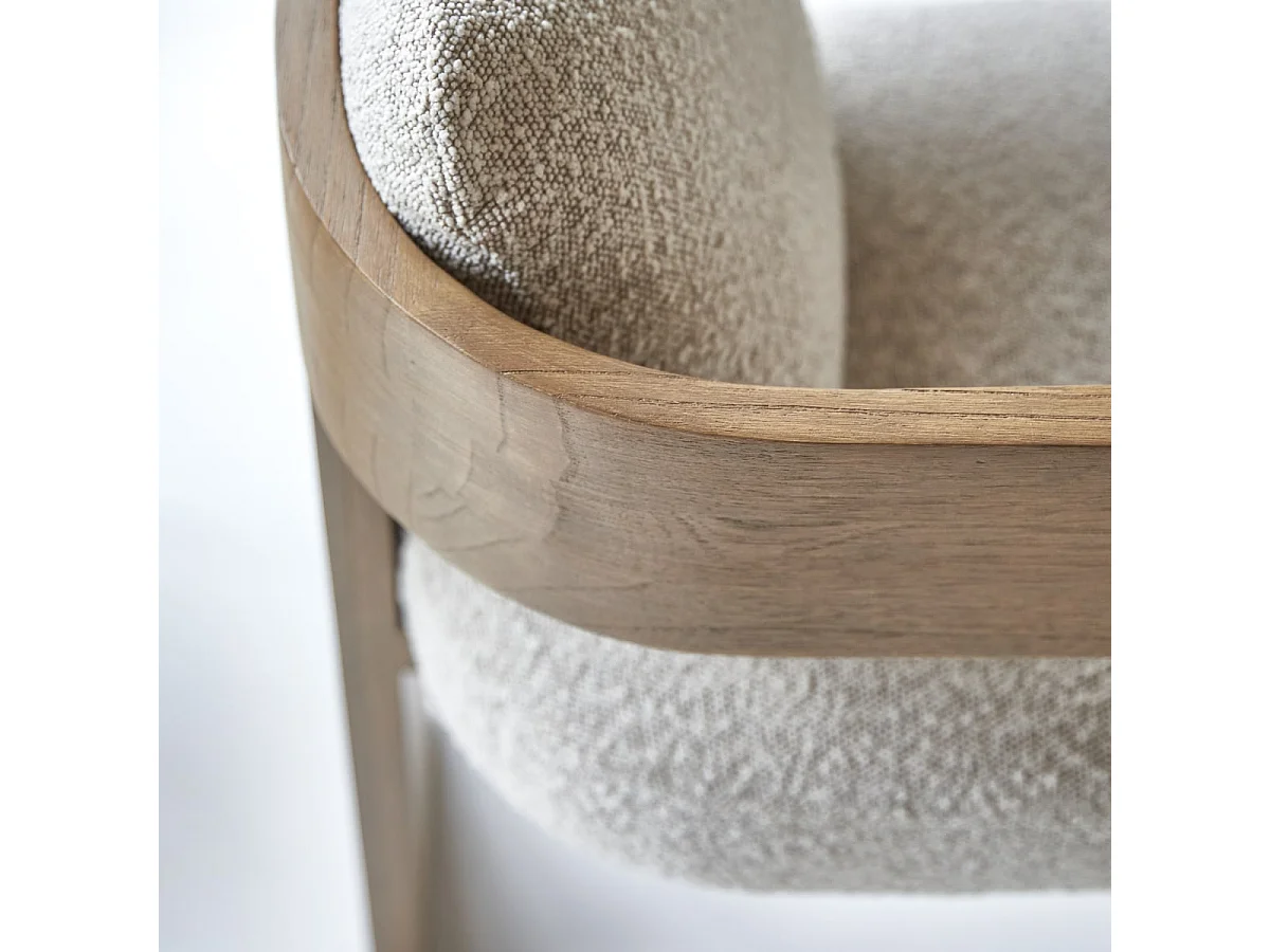 Sedia in legno di mindi massello e tessuto bouclé écru Boti