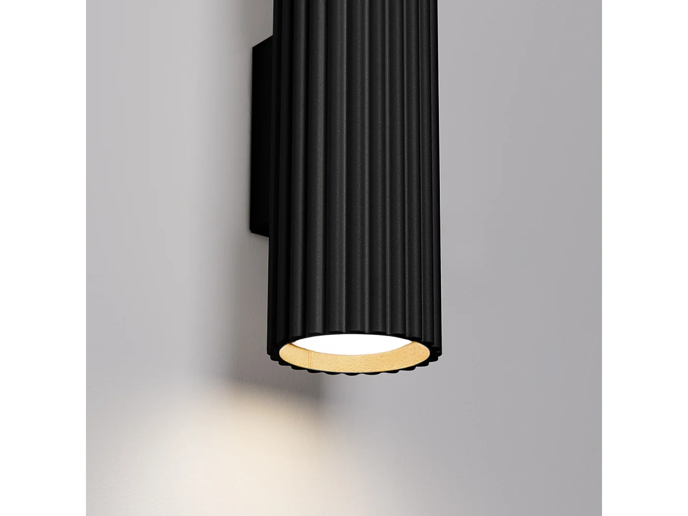 Lampada da parete Gloow minimalista di alluminio - 2 sorgenti luminose 3000K - L.6,5 x A.20 cm - nero