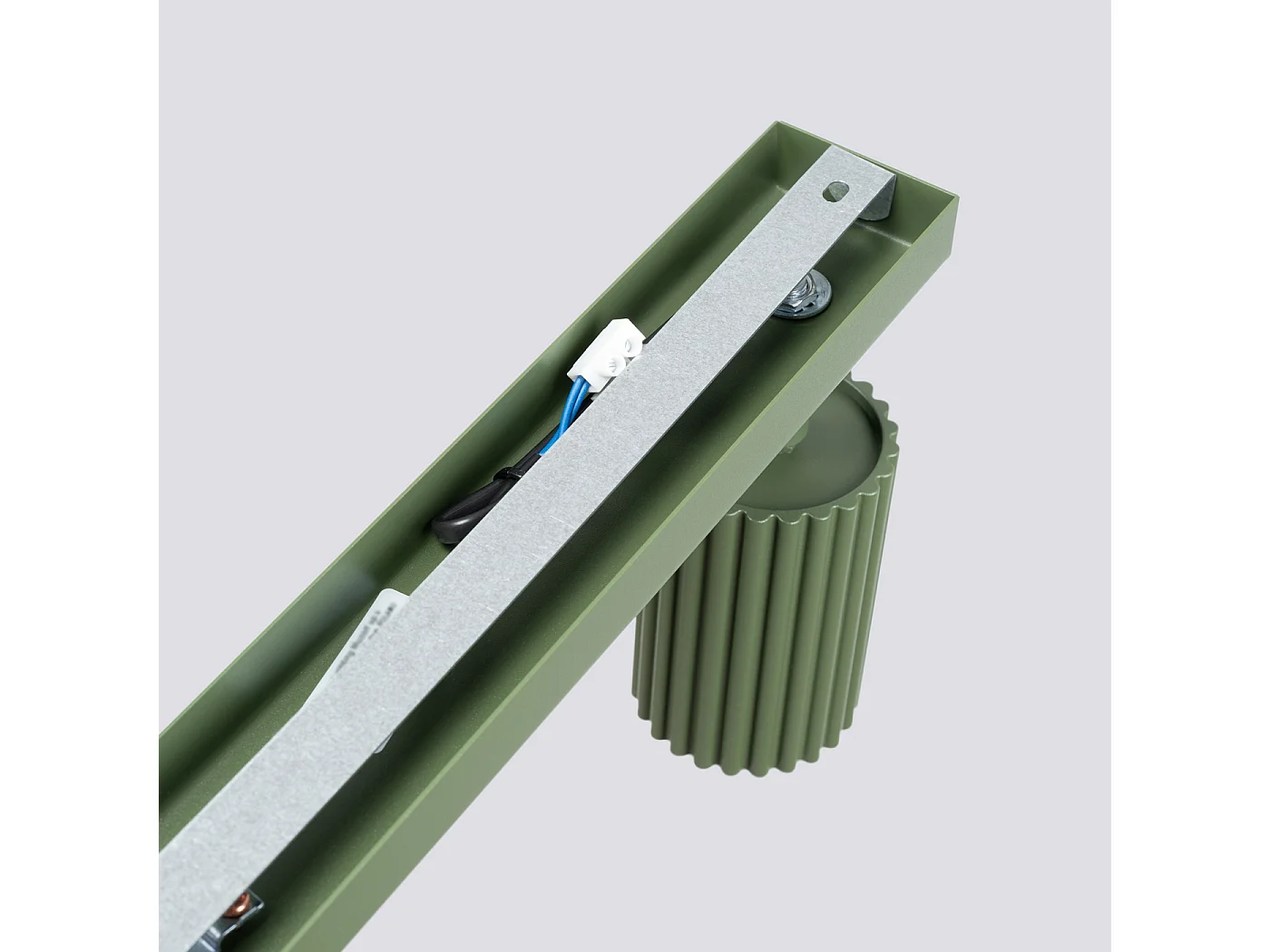 Plafonnier Gloow minimaliste en aluminium - 6 sources lumineuses 3000K - L.117 x H.16,5 cm - vert olive