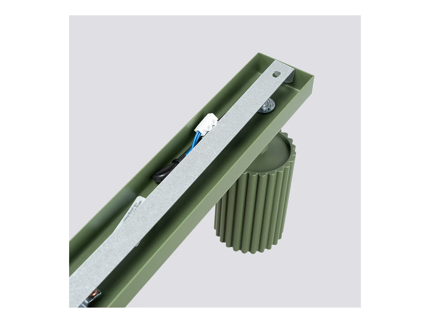 Plafondlamp Gloow minimalistisch van  - 4 lichtbronnen 3000K - L.81 x H.16,5 cm - olijfgroen