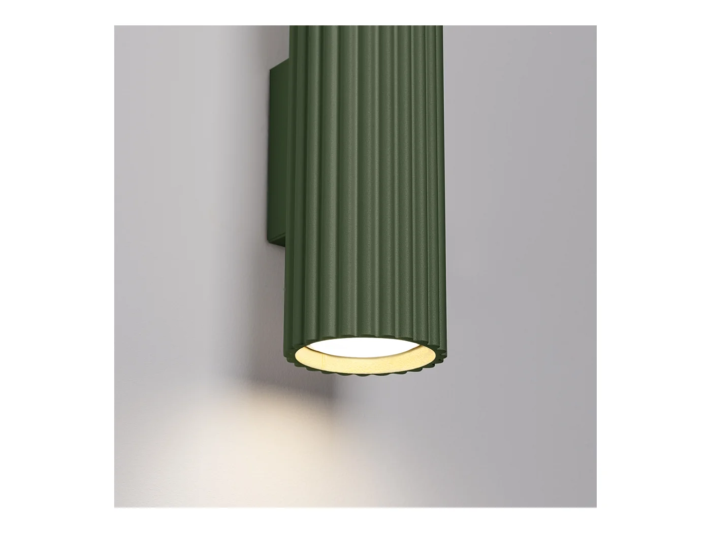 Wandlamp Gloow minimalistisch van  - 2 lichtbronnen 3000K - L.6,5 x H.30 cm - olijfgroen