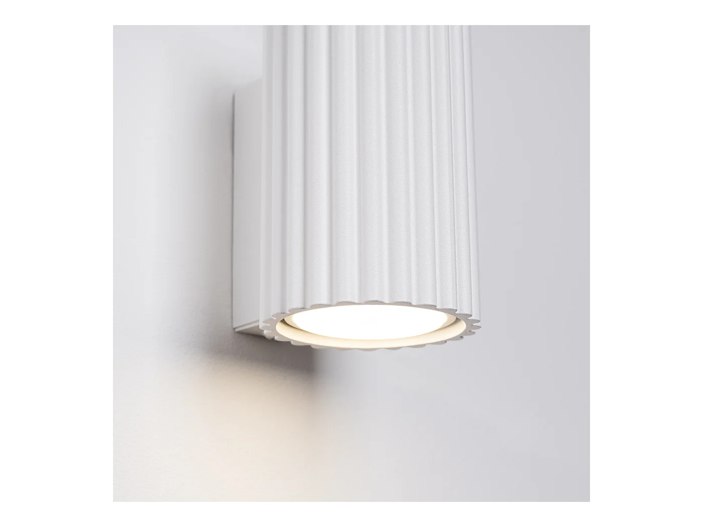 Wandlamp Gloow minimalistisch van  - 1 lichtbronnen 3000K - L.6,5 x H.10 cm - wit