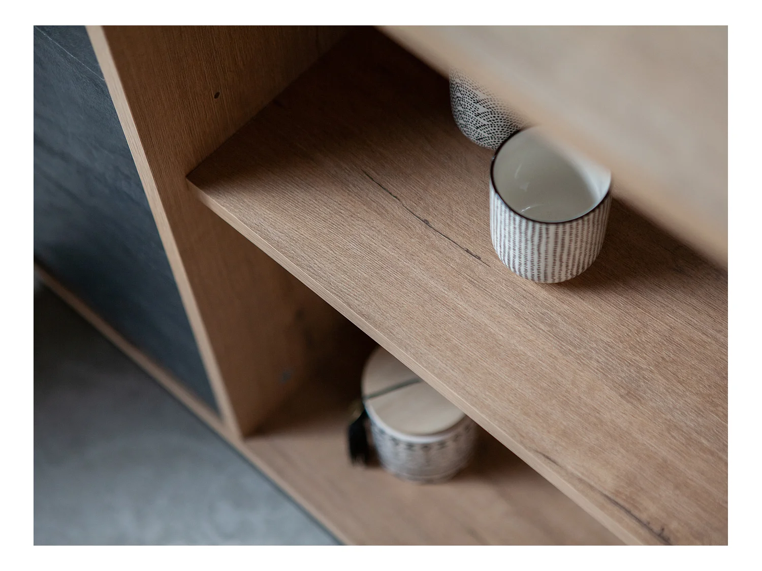 Buffet commode meuble de rangement 3 portes coloris chêne doré/effet marbre noir - Longueur 180 x Profondeur 40 x Hauteur 85 cm