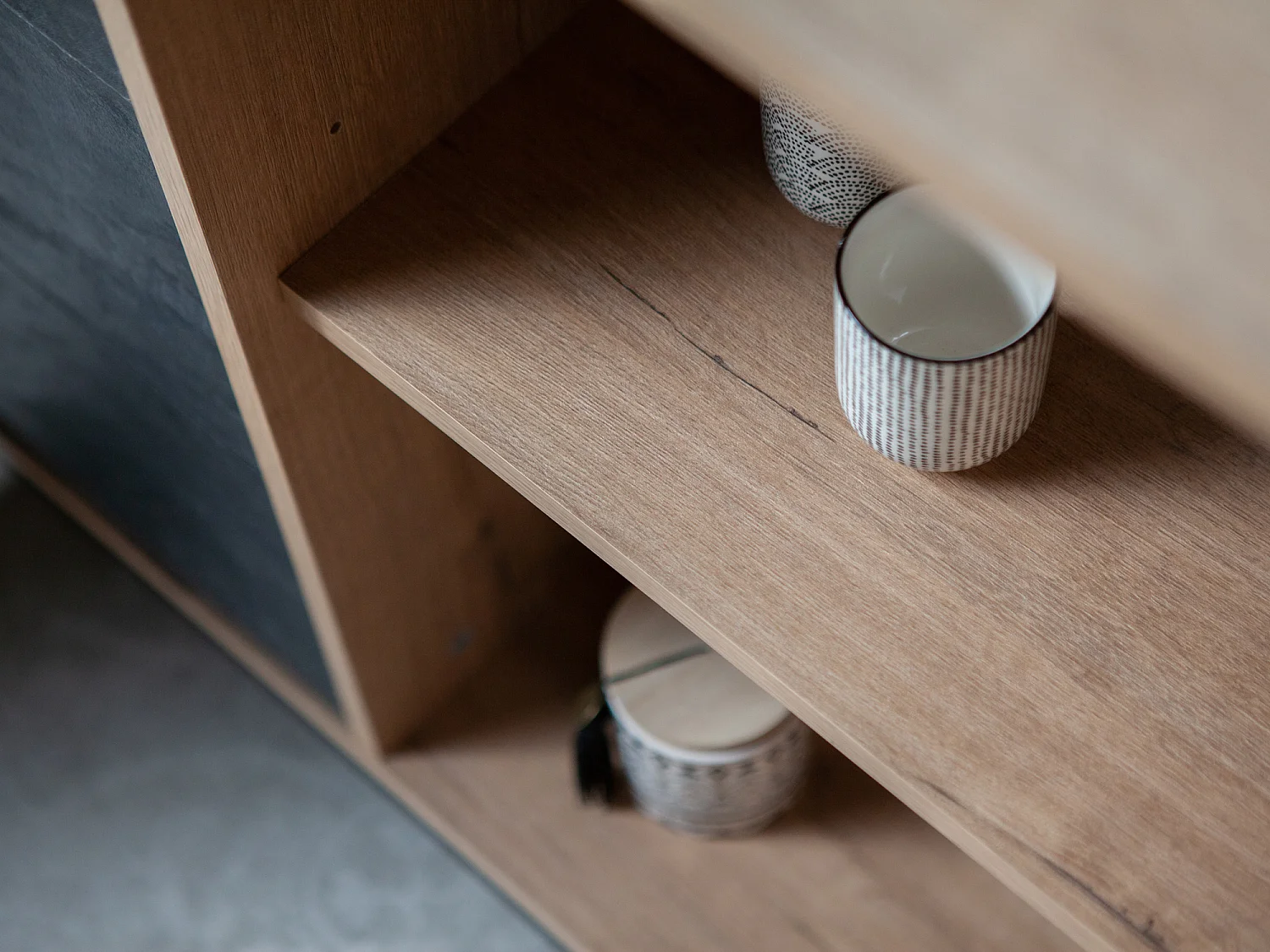 Buffet commode meuble de rangement 3 portes coloris chêne doré/effet marbre noir - Longueur 180 x Profondeur 40 x Hauteur 85 cm