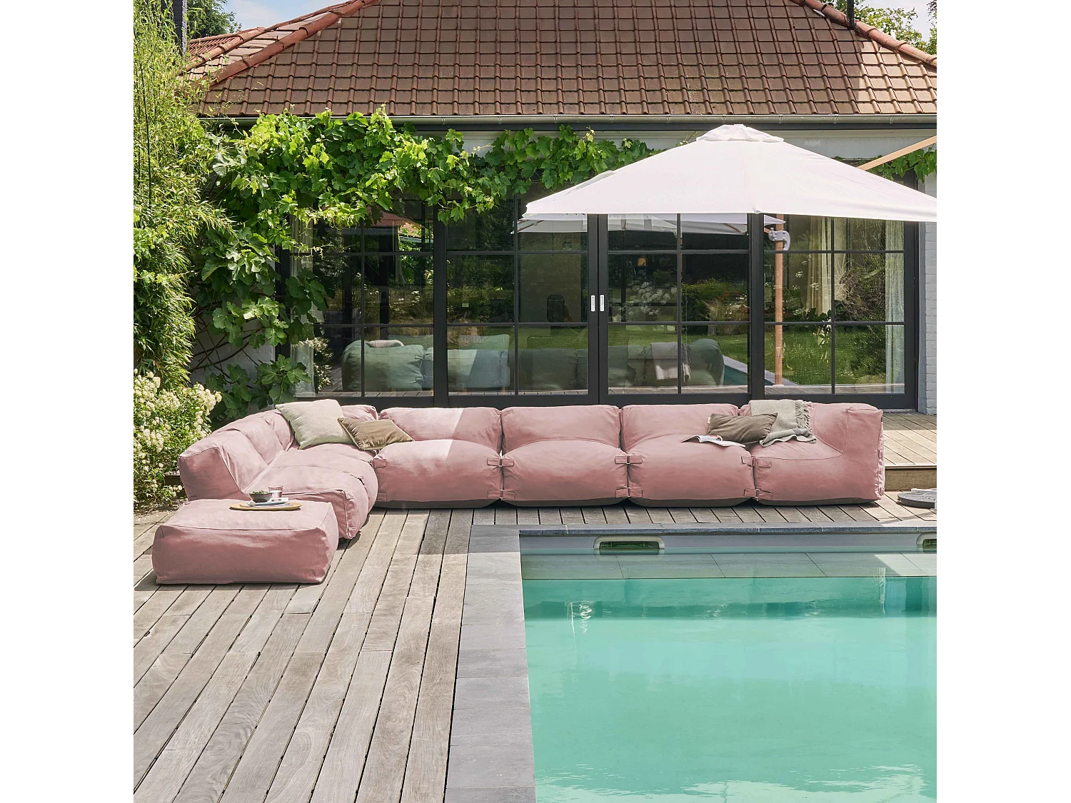 Modulaire hoekbank met 5 fauteuils, 2 hoeken en 1 poederroze poef