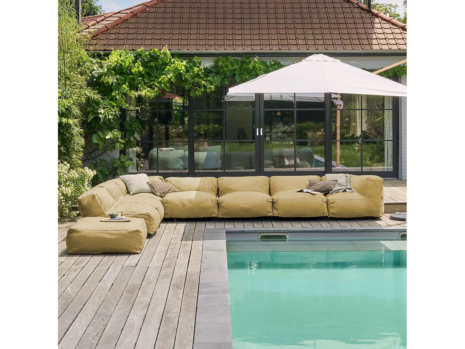 Modulaire hoekbank met 5 fauteuils, 2 hoeken en 1 lichtgeel poef