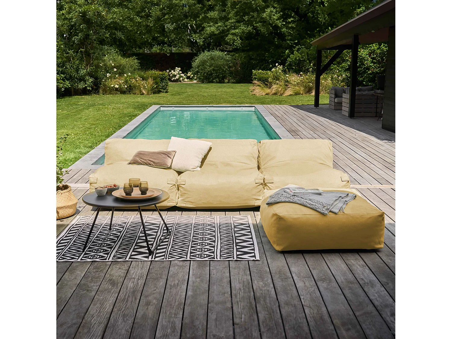 Modulaire vaste hoekbank met 3 fauteuils en 1 lichtgeel poef