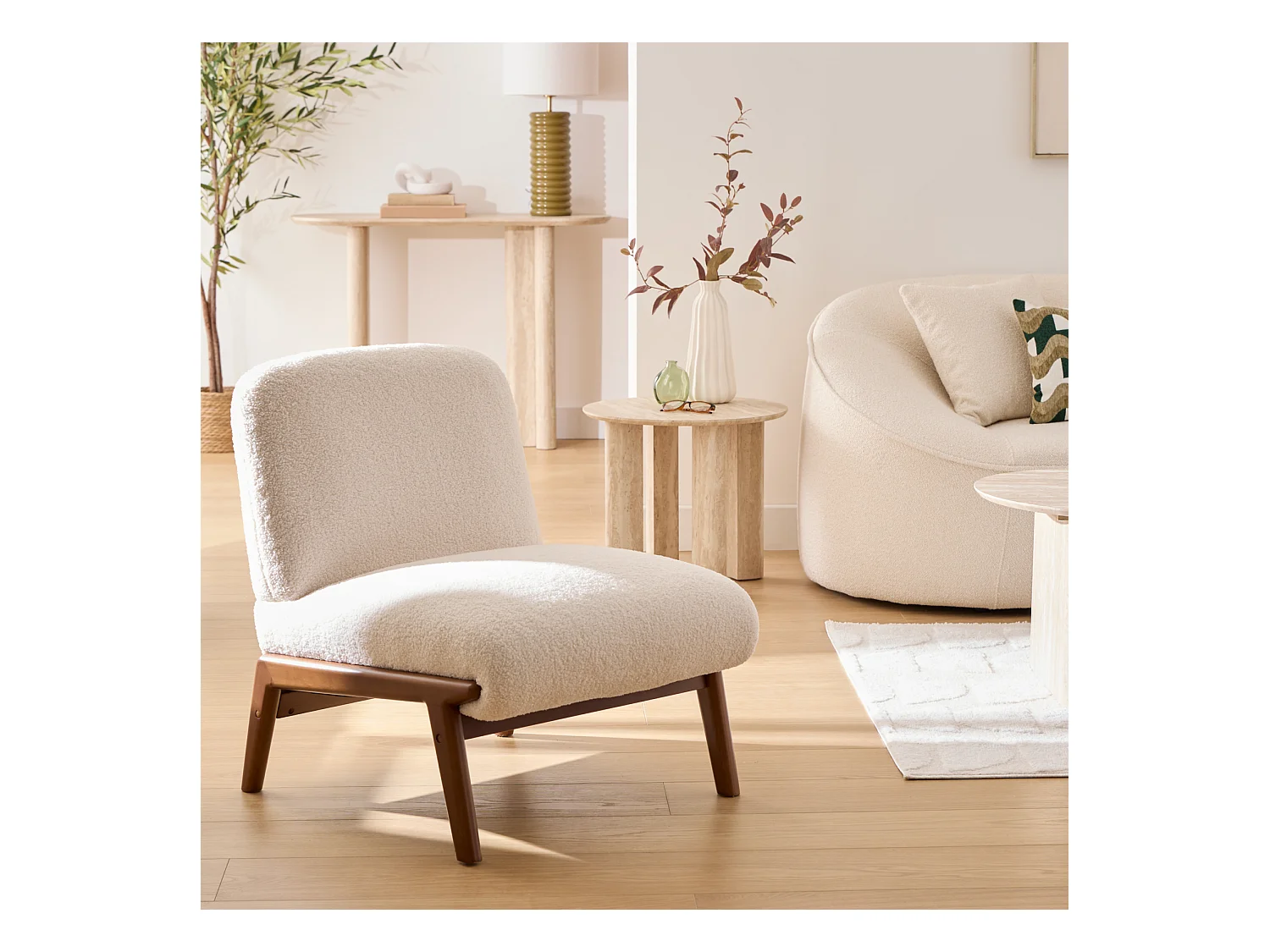 Fauteuil bas en tissu bouclette avec piètement bois