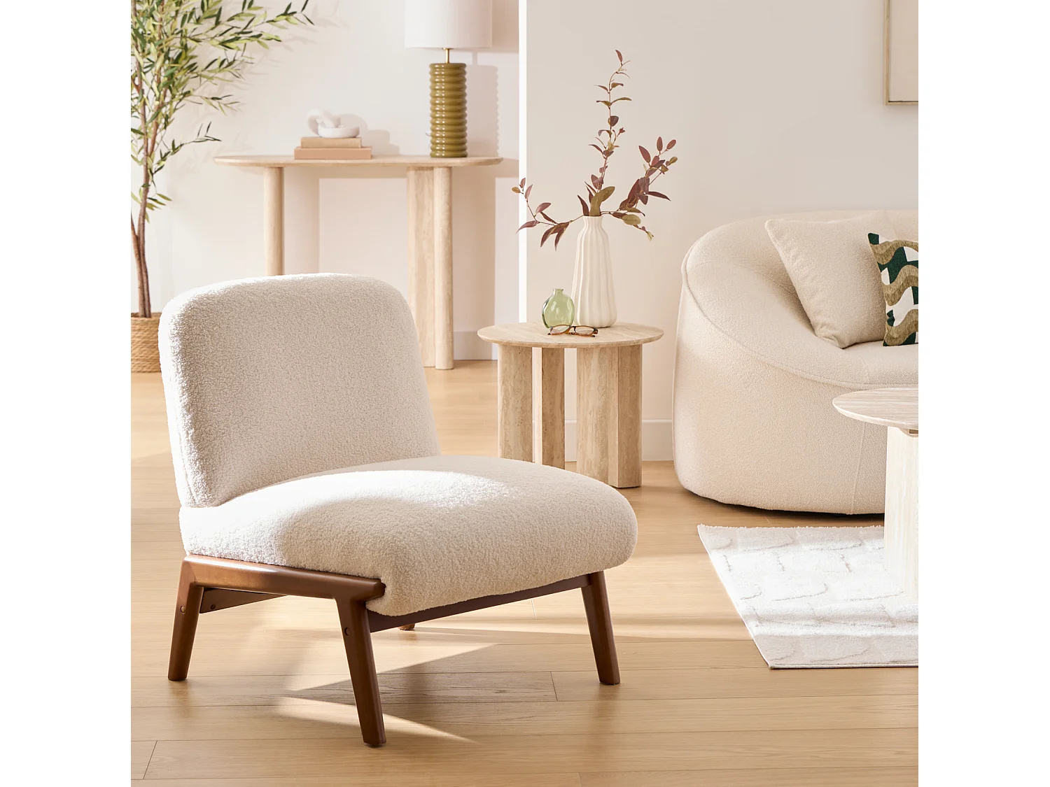 Fauteuil bas en tissu bouclette avec piètement bois