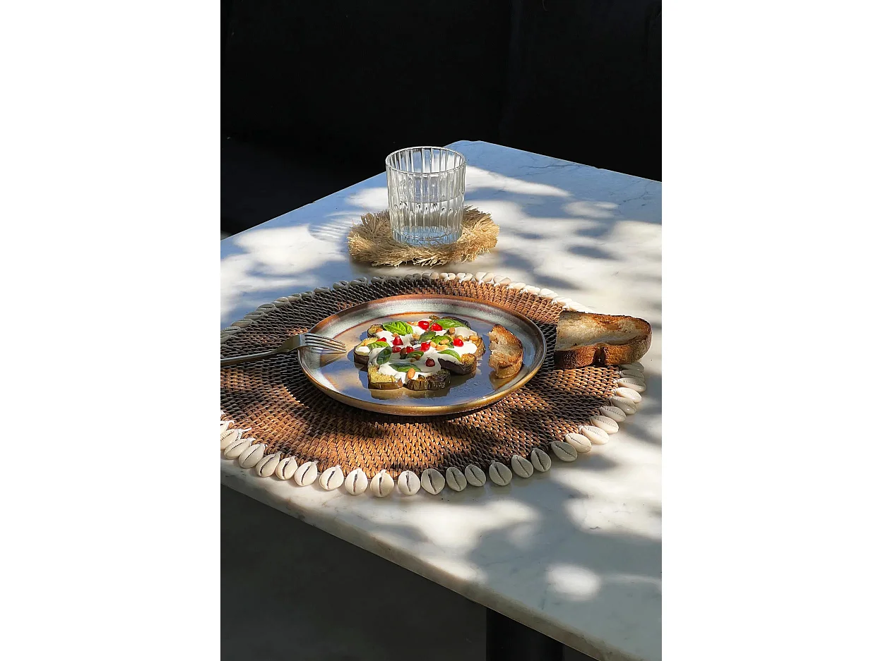 The Colonial Shell Placemat - Natural Brown