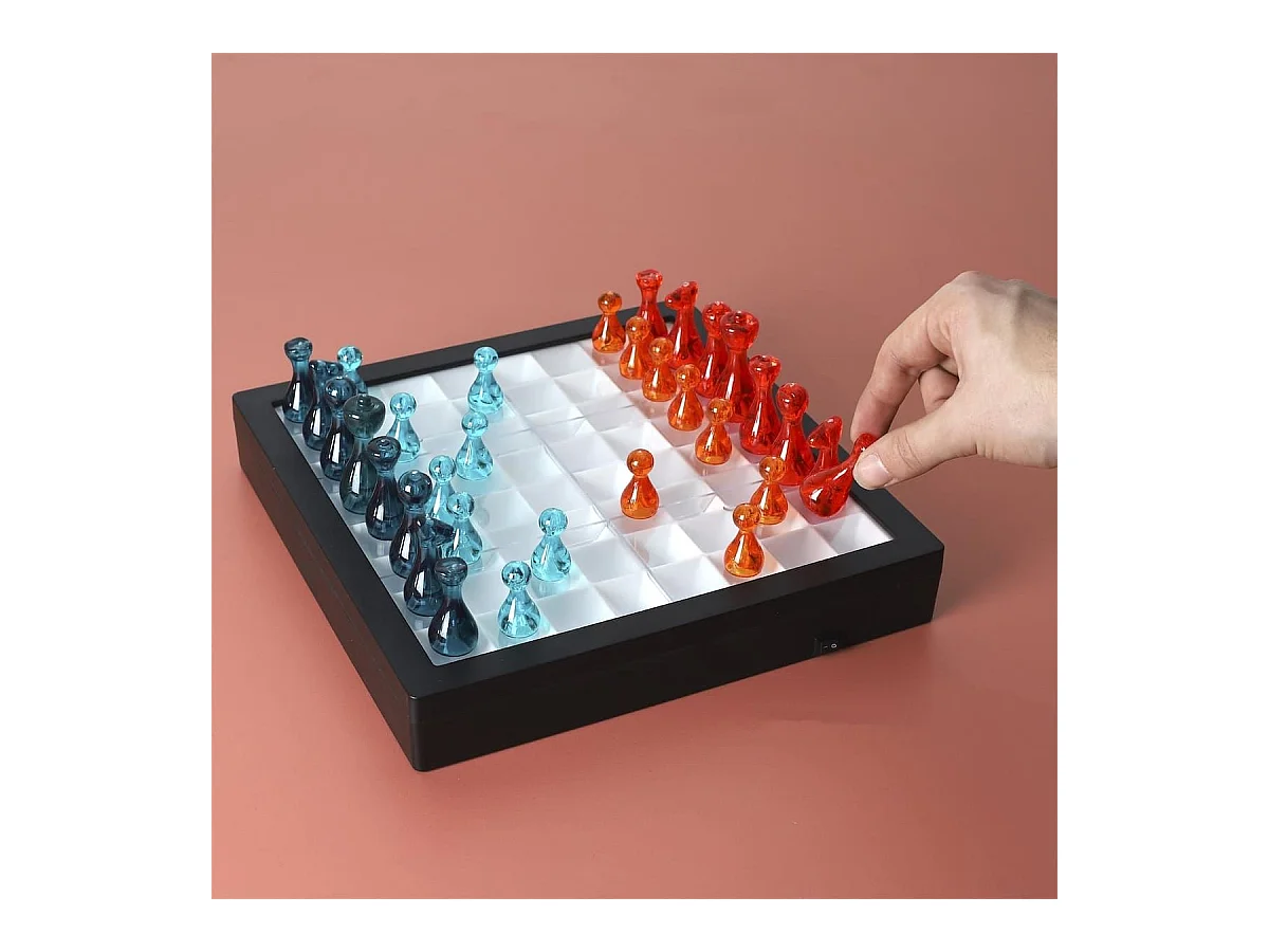 Jeu d'échec transparent avec pions rouges et bleus et éclairage LED