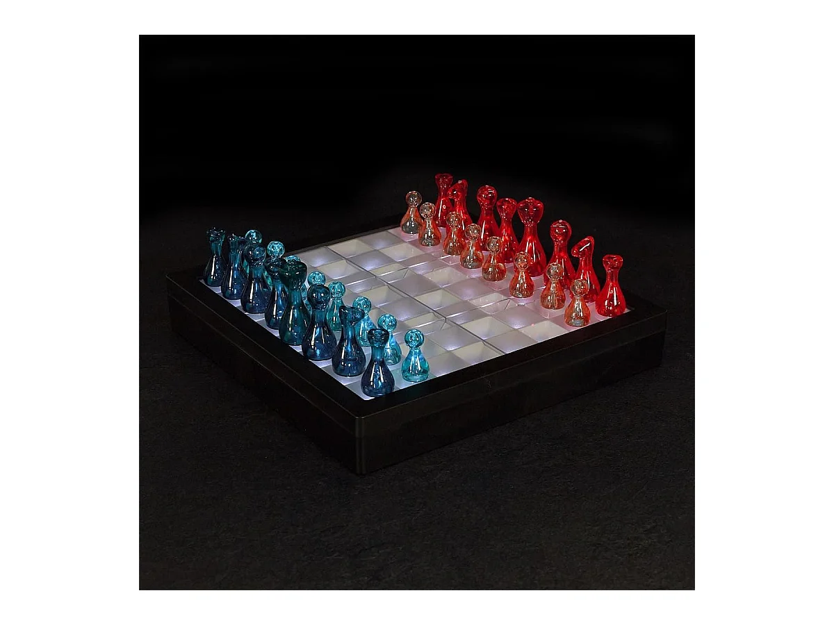 Jeu d'échec transparent avec pions rouges et bleus et éclairage LED