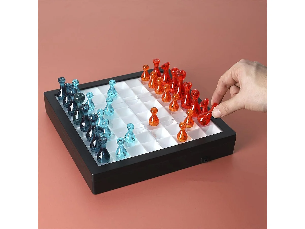 Jeu d'échec transparent avec pions rouges et bleus et éclairage LED