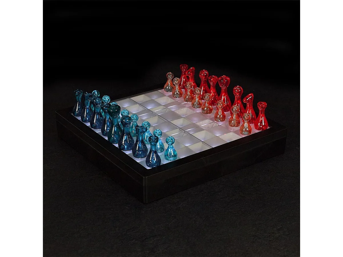 Jeu d'échec transparent avec pions rouges et bleus et éclairage LED