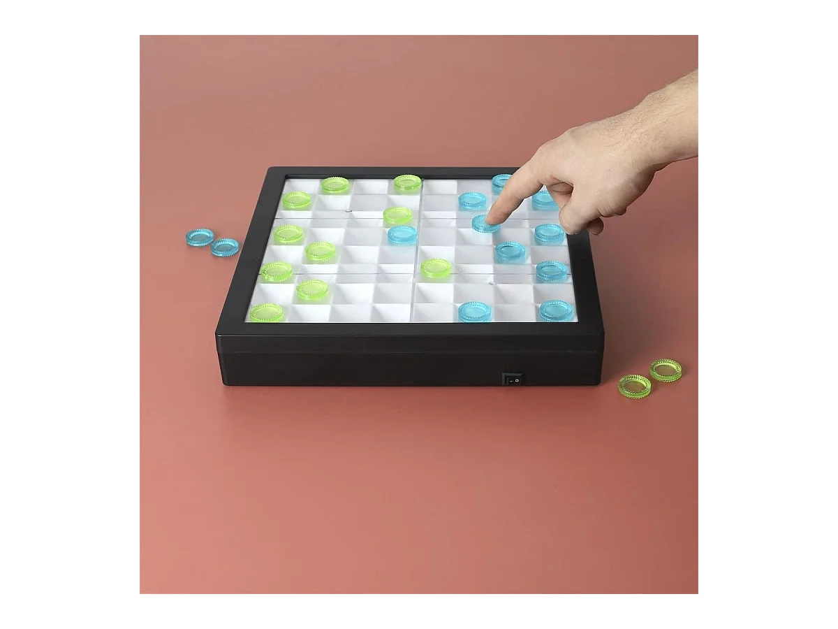 Jeu de dame transparent avec pions verts et bleus et éclairage LED