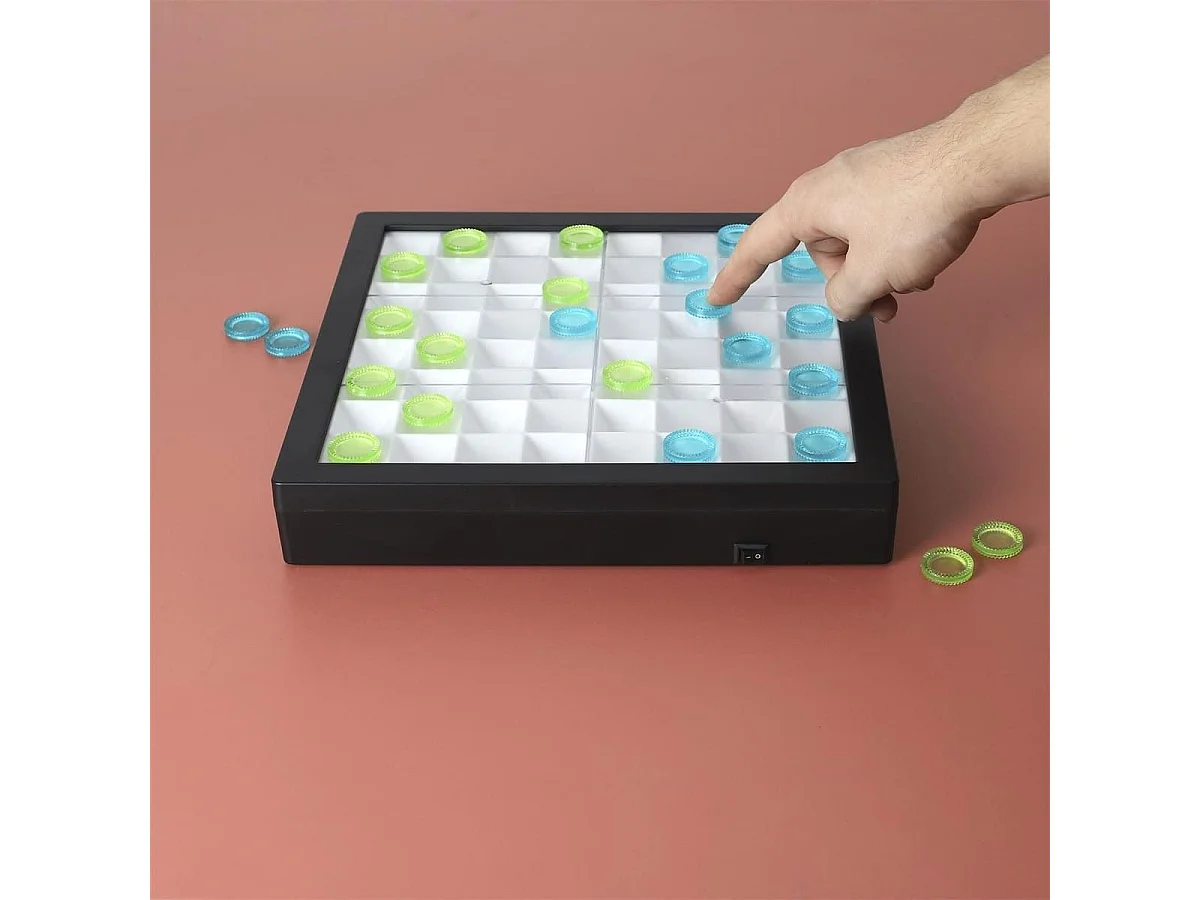 Jeu de dame transparent avec pions verts et bleus et éclairage LED