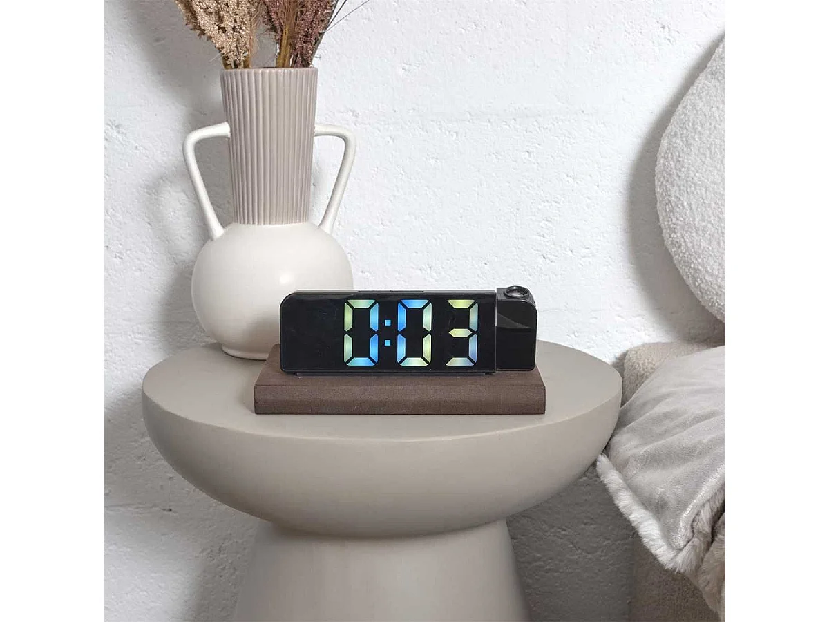 Réveil numérique avec projection de l'heure