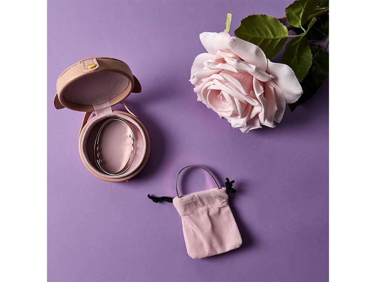 Boîte à bijoux en forme de chat rose en polyuréthane avec son pochon en polyester