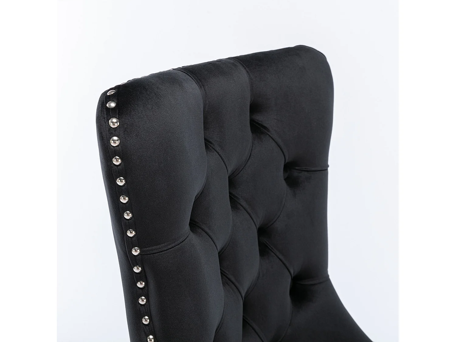 Eetstoel gestoffeerd in fluweel, houten frame, hoge rugleuning, siernagels, zwart