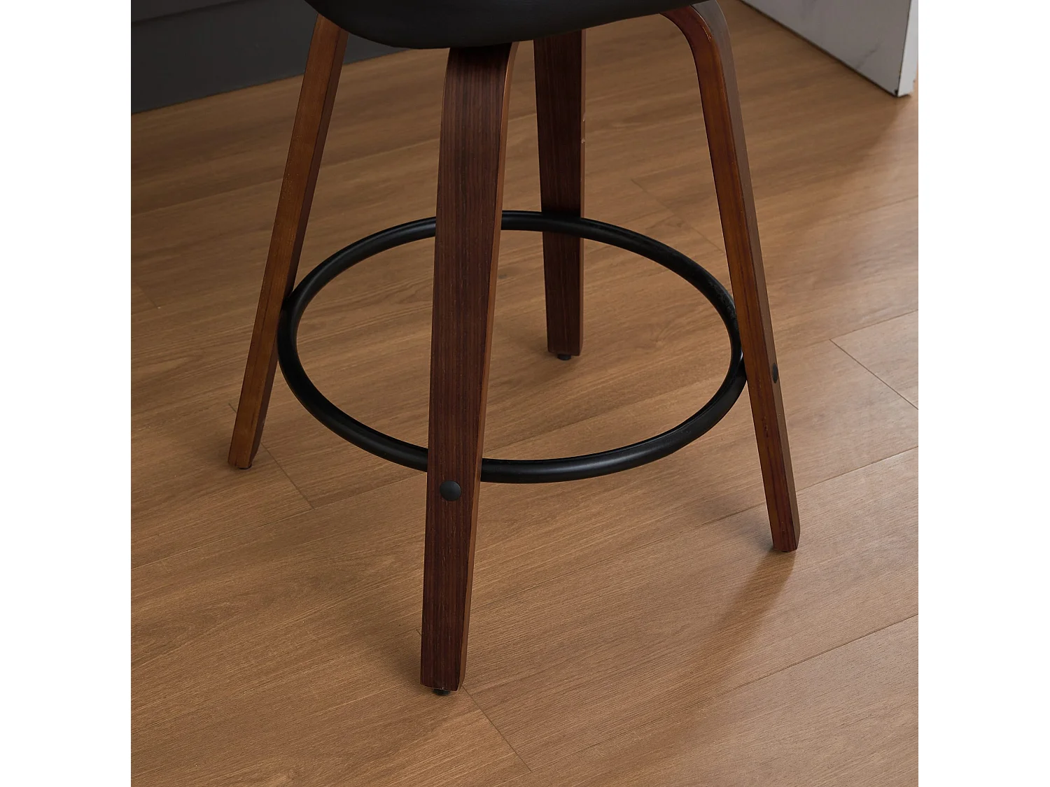 Lot de 2 tabourets de bar, pivotants 360°, dossier en rotin ventilé, assise en cuir PU, noir