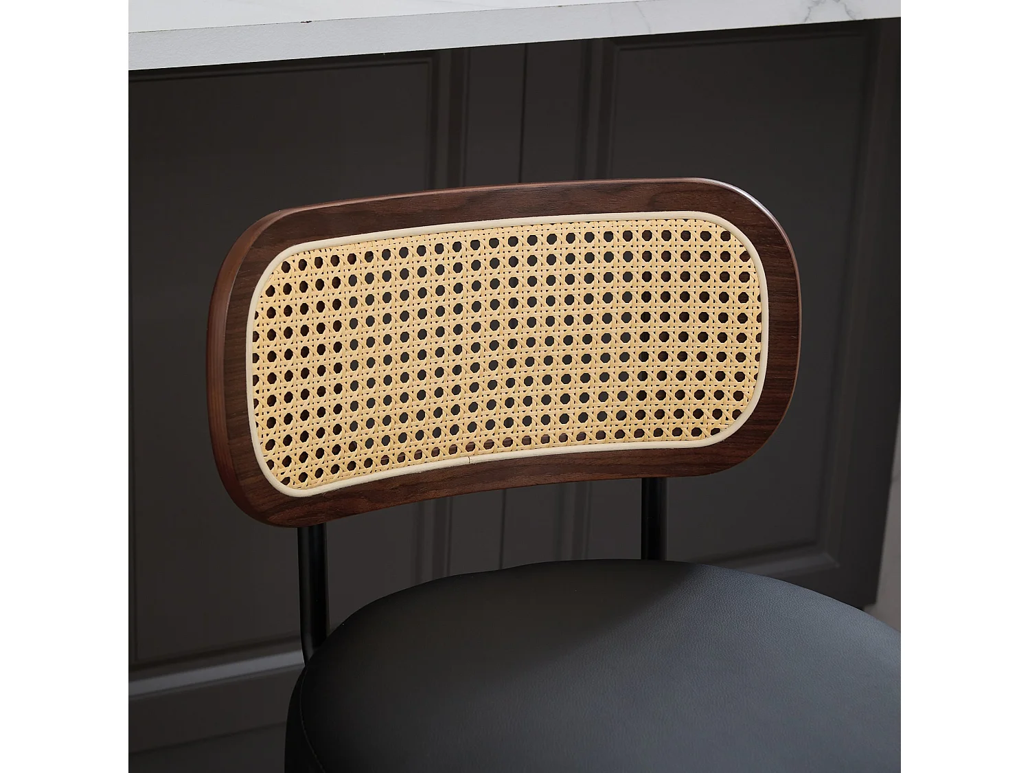 Lot de 2 tabourets de bar, pivotants 360°, dossier en rotin ventilé, assise en cuir PU, noir