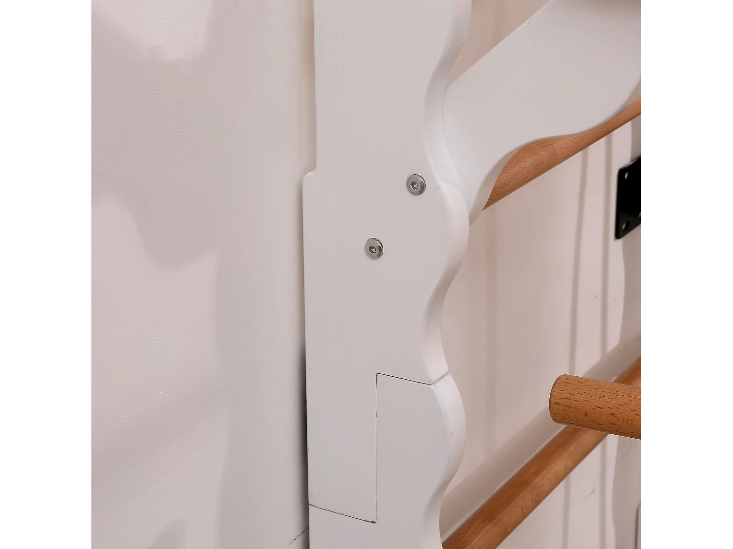 Toboggan enfant 6 en 1 60x60x199 cm avec structure d'escalade et balançoire matériau en bois Couleur naturelle pour salon