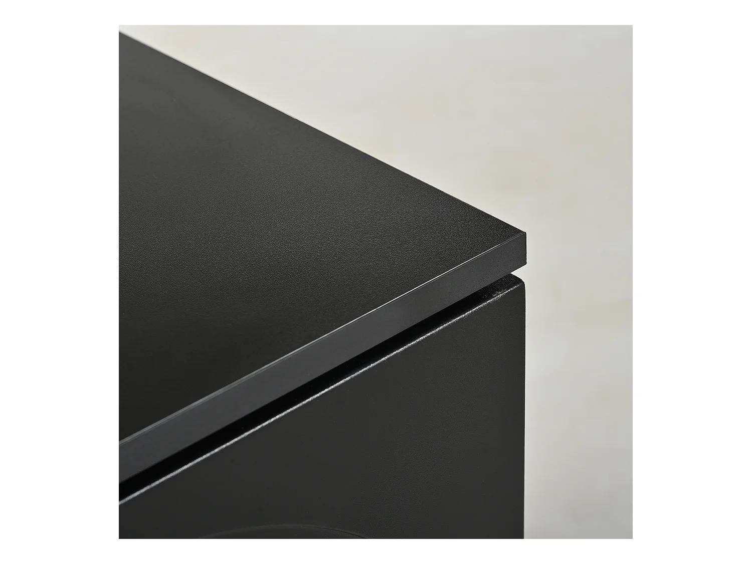 Meuble TV 175x38x56 cm avec des séparateurs réglables et des armoires de rangement Matériau MDF et panneaux de particules noir