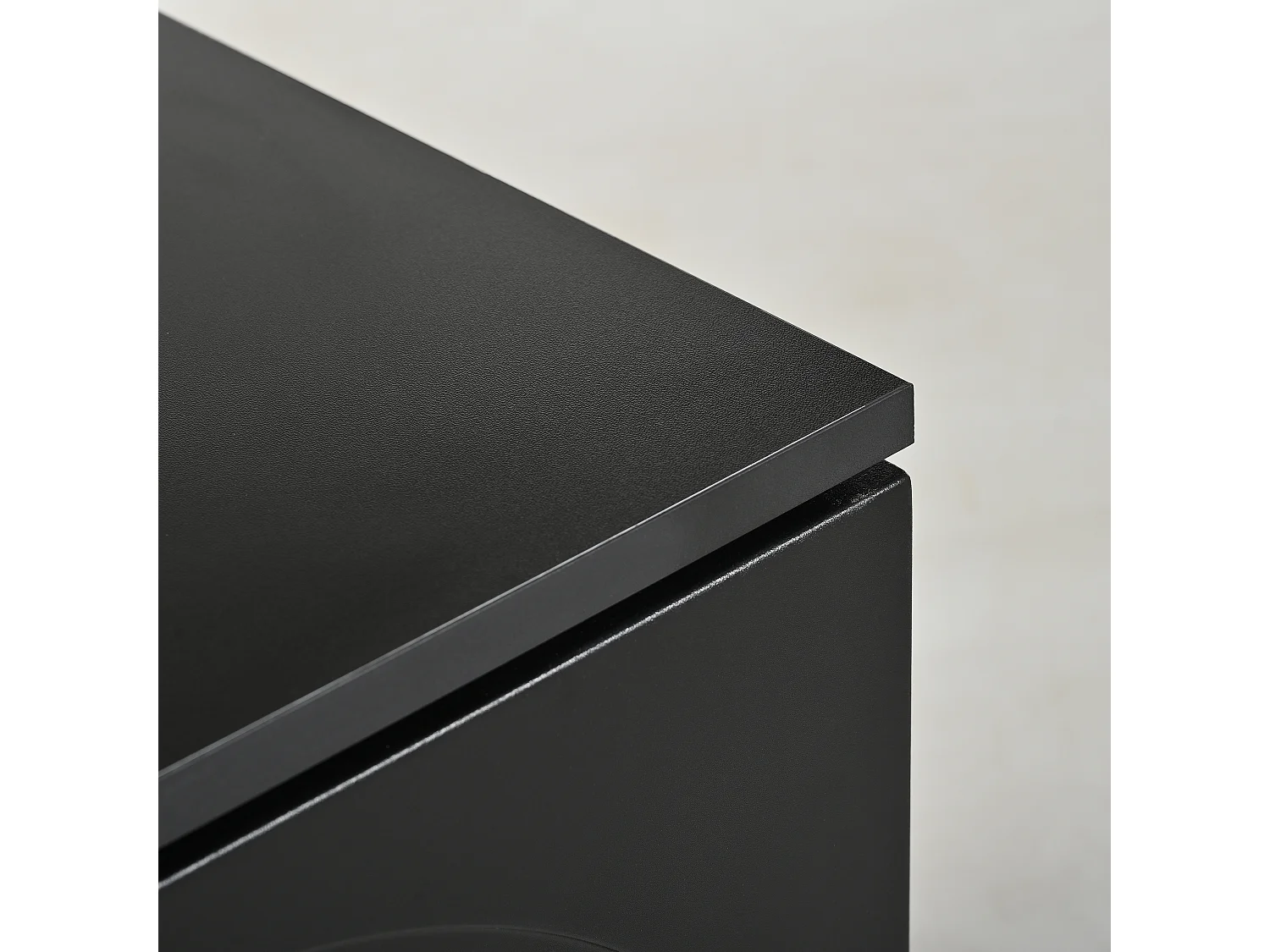 Meuble TV 175x38x56 cm avec des séparateurs réglables et des armoires de rangement Matériau MDF et panneaux de particules noir