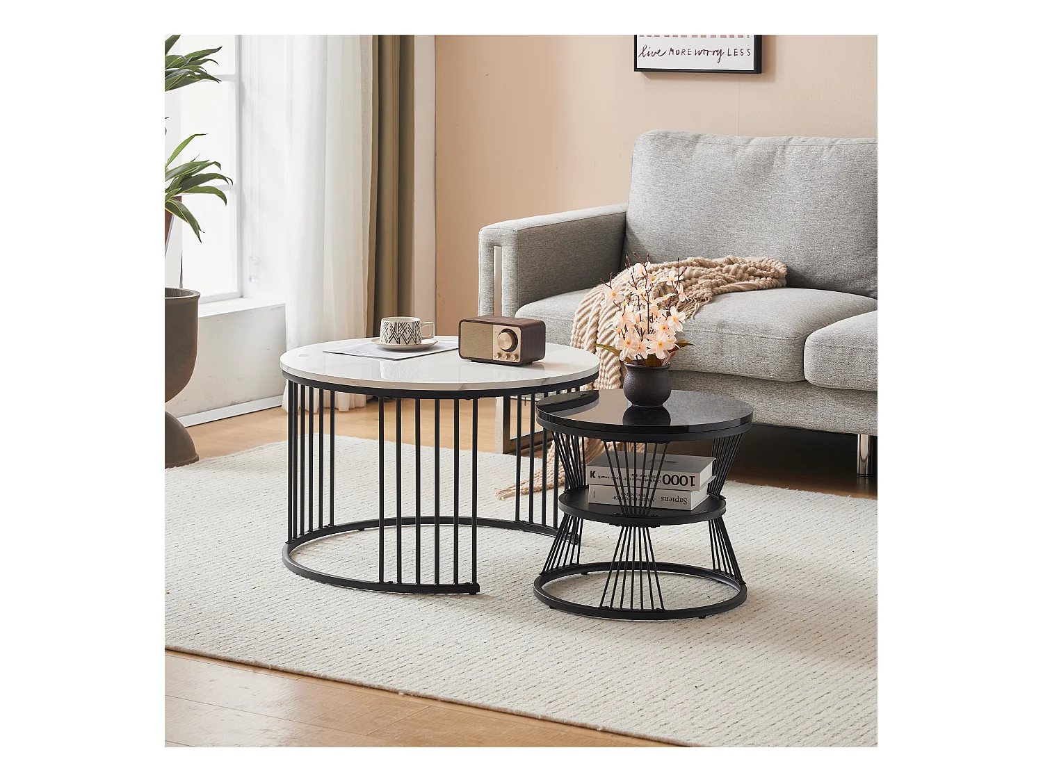 Set van 2 in elkaar passende salontafels met glanzende marmeren afwerking en elegant zwart frame voor de woonkamer