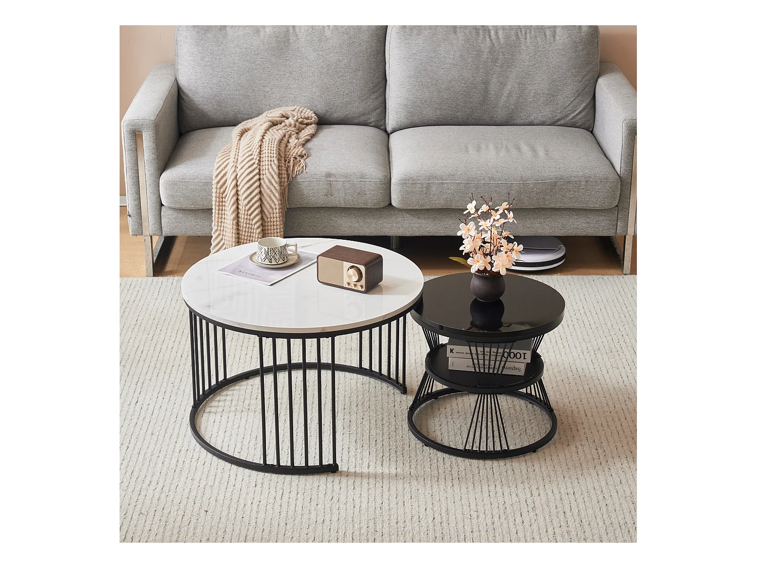 Set van 2 in elkaar passende salontafels met glanzende marmeren afwerking en elegant zwart frame voor de woonkamer