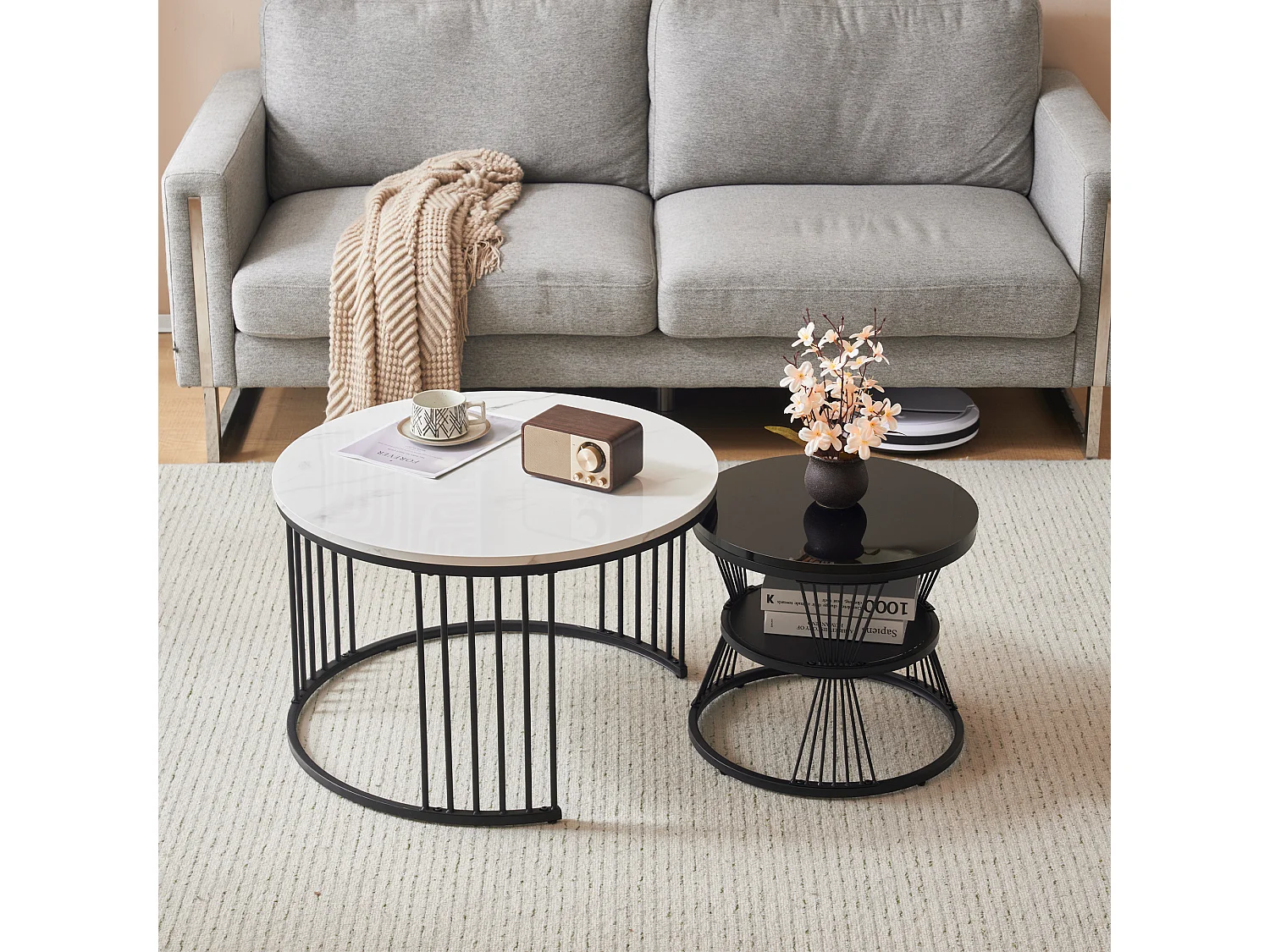 Set van 2 in elkaar passende salontafels met glanzende marmeren afwerking en elegant zwart frame voor de woonkamer