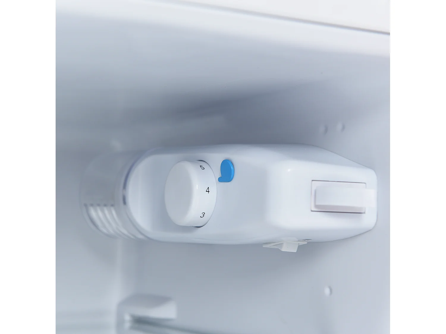 Réfrigérateur congélateur 2 portes 105.5x41x45.5 cm, 92 L, 7 niveaux de température, éclairage LED, plastique noir